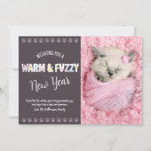 暖かくてファジーな新年ペット写真タイポグラフィプラム シーズンカード (正面)