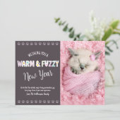 暖かくてファジーな新年ペット写真タイポグラフィプラム シーズンカード (スタンド正面)