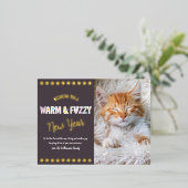 暖かくてファジーな新年ペット写真紫実在金ゴールド 箔シーズンポストカード (立ち正面)