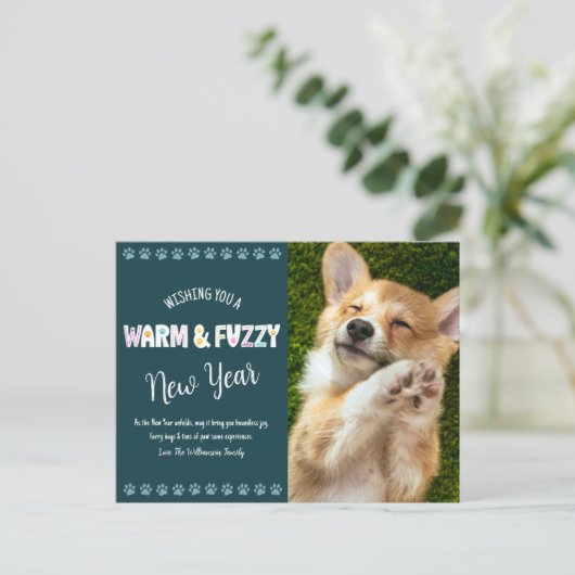 暖かくファジーなペット新年の写真タイポグラフィティール(緑がかった色) シーズンポストカード (スタンド正面)