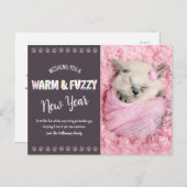 暖かくファジーなペット新年の写真タイポグラフィプラム シーズンポストカード (正面/裏面)