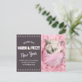 暖かくファジーなペット新年の写真タイポグラフィプラム シーズンポストカード (スタンド正面)