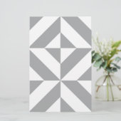 暖灰色のジオメトリックデコキューブパターン 便箋 (スタンド正面)