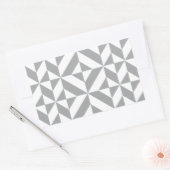 暖灰色のジオメトリックデコキューブパターン 長方形シール (封筒)