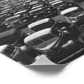 暖炉のそばに座っている女性B&W ポスター (角)