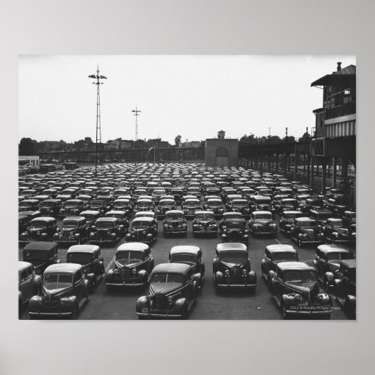 暖炉のそばに座っている女性B&W ポスター (正面)