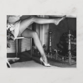 暖炉のそばに座っている女性B&W ポストカード (正面)