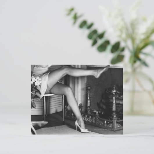 暖炉のそばに座っている女性B&W ポストカード (スタンド正面)