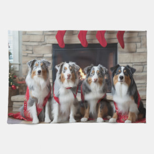 暖炉のそばのアウストラリアン・シェパード クリスマス キッチンタオル
