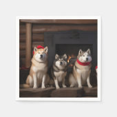 暖炉のそばのアキタ クリスマス スタンダードカクテルナプキン (正面)