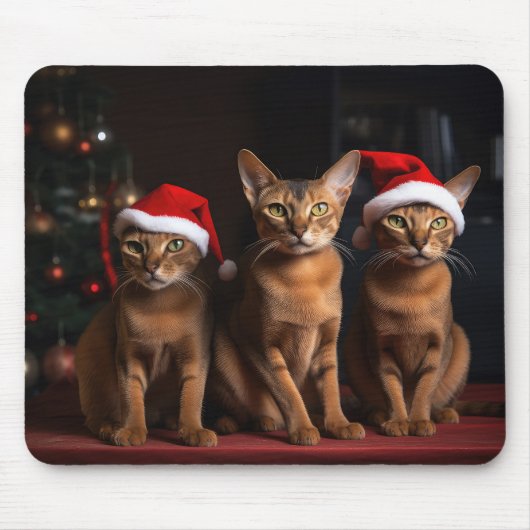 暖炉のそばのアビシニアン クリスマス マウスパッド (正面)
