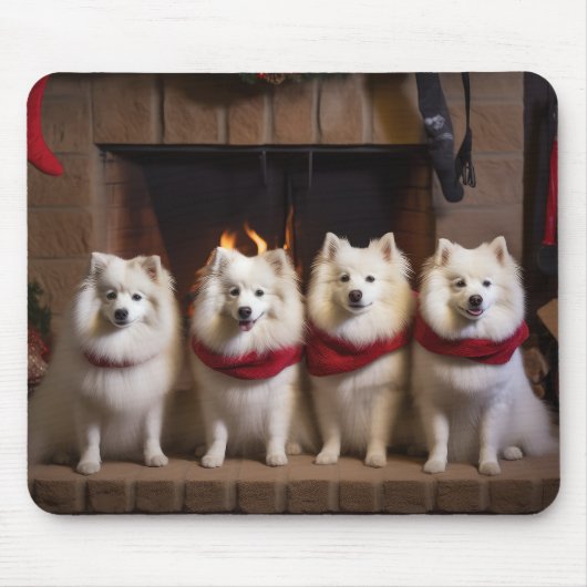 暖炉のそばのアメリカン・エスキモー犬 クリスマス マウスパッド (正面)