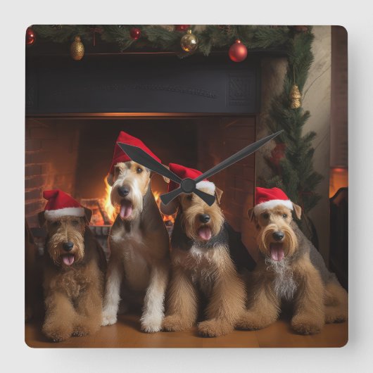 暖炉のそばのエアデール クリスマス スクエア壁時計 (正面)