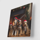暖炉のそばのエアデール クリスマス スクエア壁時計 (傾斜)
