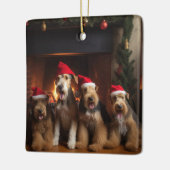 暖炉のそばのエアデール クリスマス セラミックオーナメント (左)