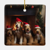 暖炉のそばのエアデール クリスマス セラミックオーナメント (裏面)