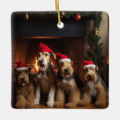 暖炉のそばのエアデール クリスマス セラミックオーナメント (正面)