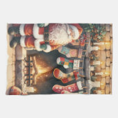 暖炉のそばのサンタのクリスマスストッキング キッチンタオル (横)