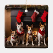 暖炉のそばのバセンジー クリスマス セラミックオーナメント (裏面)