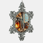 暖炉のそばの心地よい冬の景色 スノーフレークピューターオーナメント (左)