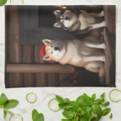 暖炉のそばの秋田犬 クリスマス キッチンタオル (折り畳み)