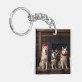 暖炉のそばの秋田犬 クリスマス キーホルダー (正面左)