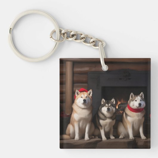 暖炉のそばの秋田犬 クリスマス キーホルダー (正面)