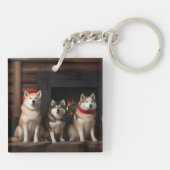 暖炉のそばの秋田犬 クリスマス キーホルダー (裏面)