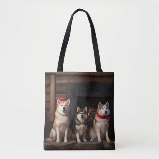 暖炉のそばの秋田犬 クリスマス トートバッグ (正面)