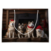 暖炉のそばの秋田犬 クリスマス ラージペーパーバッグ (正面)