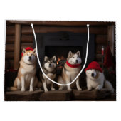 暖炉のそばの秋田犬 クリスマス ラージペーパーバッグ (裏面)