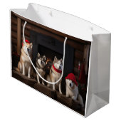 暖炉のそばの秋田犬 クリスマス ラージペーパーバッグ (裏面アングル)