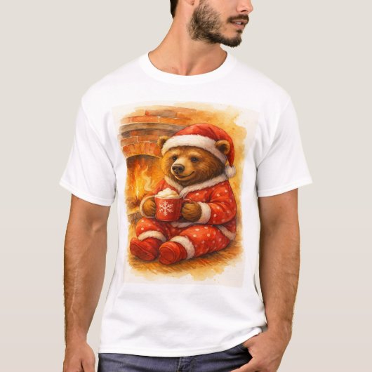 暖炉のそばの赤いパジャマ姿のクリスマスベア Tシャツ (正面)