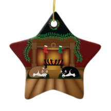 暖炉のオーナメントによって眠っている休日のハスキー