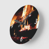 暖炉の中の丸太 ラウンド壁時計 (傾斜)