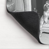 暖炉の前に坐っているミニチュアプードル マウスパッド (コーナー)