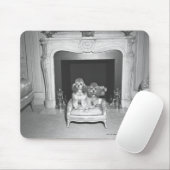 暖炉の前に坐っているミニチュアプードル マウスパッド (マウス)