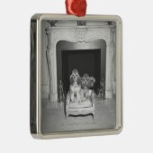 暖炉の前に坐っているミニチュアプードル メタルオーナメント (右)