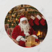 暖炉の前に座る黒いサンタのクリスマスカード シーズンカード (正面/裏面)