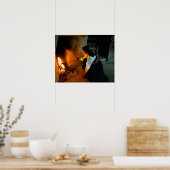 暖炉の火の世話をするノルウェーの女性 ポスター (キッチン)