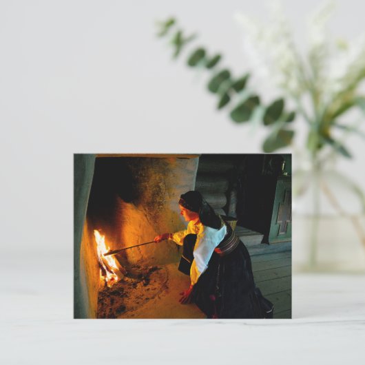暖炉の火の世話をするノルウェーの女性 ポストカード (スタンド正面)