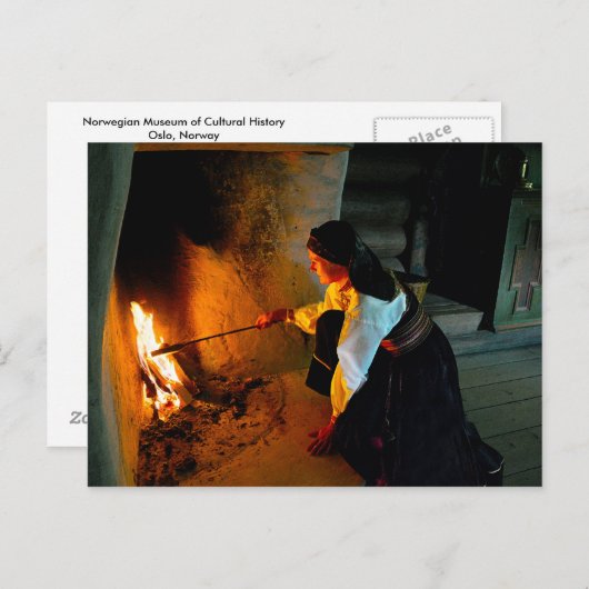 暖炉の火の世話をするノルウェーの女性 ポストカード (正面/裏面)