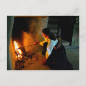 暖炉の火の世話をするノルウェーの女性 ポストカード (正面)