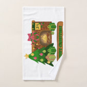 暖炉の焚き火のクリスマスツリーの近くでメリークリスマス ハンドタオル (ハンドタオル)