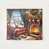 暖炉の背景でサンタがそりに休む タペストリー (正面(横))