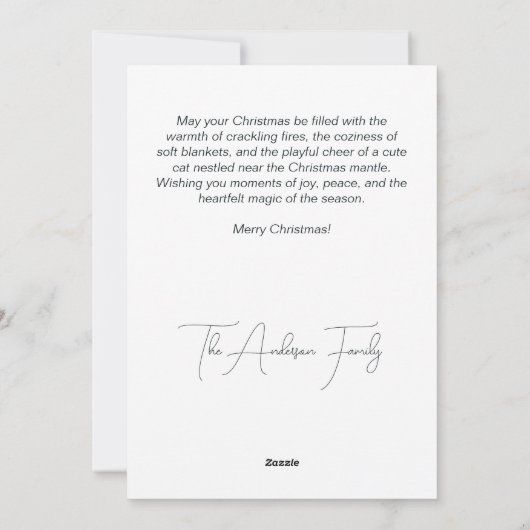 暖炉の近くのかわいい猫メリークリスマス シーズンカード (裏面)