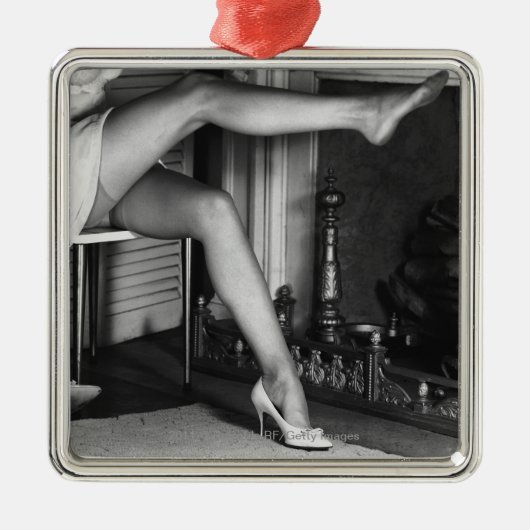 暖炉B&Wによって坐っている女性 メタルオーナメント (正面)