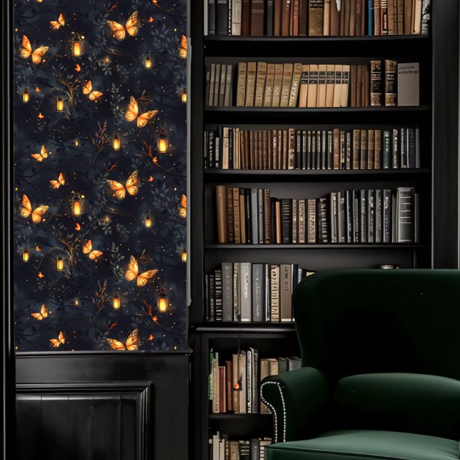 暗いアカデミ白熱［赤熱］光を放つアの蛾と提灯 壁紙 (Dark Academia Glowing Moths and Lanterns Wallpaper in a library.)
