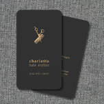 暗いエレガント金ゴールドフェイクはさみ櫛ヘアスタイリスト 名刺<br><div class="desc">暗い背景エレガントと金ゴールドはさみ/コームのアイコンを使用しフェイクて、カスタマイズ可能な名刺テンプレート。シンプルエレガントデザイン、美容師、美容師、髪のサロンに最適。</div>