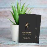 暗いエレガント金ゴールドフェイクはさみ櫛ヘアスタイリスト 名刺<br><div class="desc">暗い背景エレガントと金ゴールドはさみ/コームのアイコンを使用しフェイクて、カスタマイズ可能な名刺テンプレート。シンプルエレガントデザイン、美容師、美容師、髪のサロンに最適。</div>